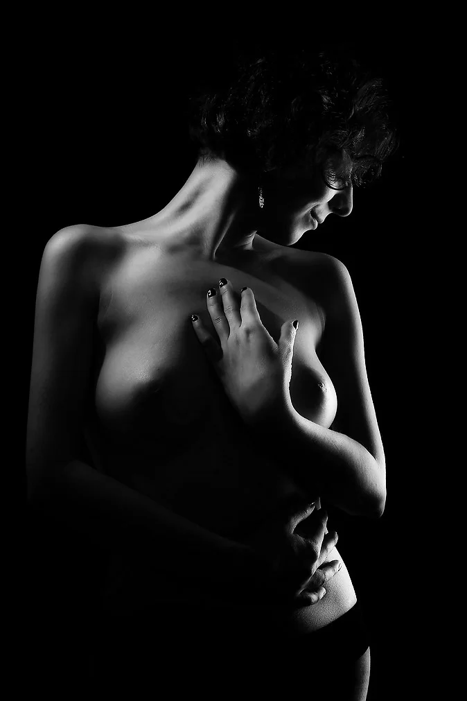 Profesionální sexy černobílá fotografie aktu Praha, s respektem a trpělivostí